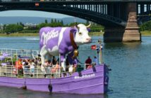 Das Milka #MUHBOOT am 7. Juni 2014 in Mainz an der Theodor-Heuss-Brücke.