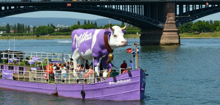 Das Milka #MUHBOOT am 7. Juni 2014 in Mainz an der Theodor-Heuss-Brücke.