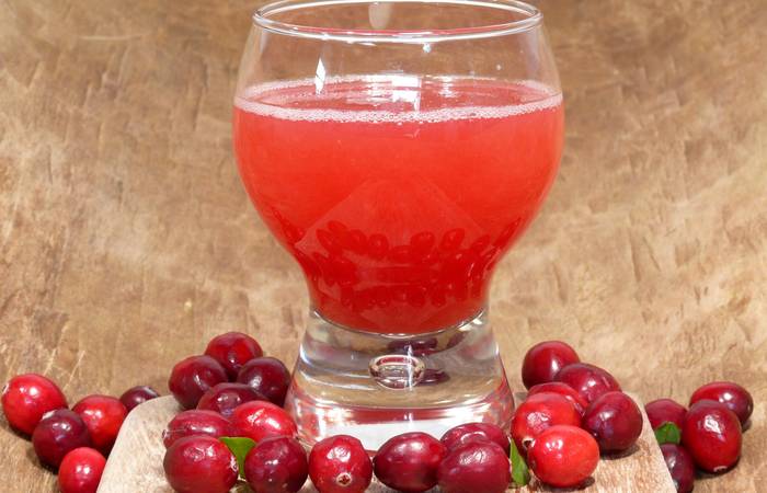 Die Hersteller von Cranberrysäften werben damit, dass die Inhaltsstoffe der Beere verhindern würden, dass sich an der Blasenwand Bakterien festsetzen. ( Foto: Adobe Stock- TwilightArtPictures)