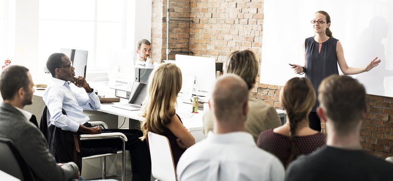 Die Zeit der Kurzarbeit können Angestellte aber auch für die eigene Weiterbildung nutzen. ( Foto: Shutterstock- Rawpixel.com)