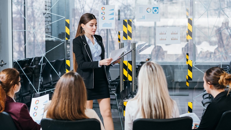 Das Arbeitsamt bietet verschiedene Möglichkeiten zur Weiterbildung.  ( Foto: Shutterstock-Golubovy  )