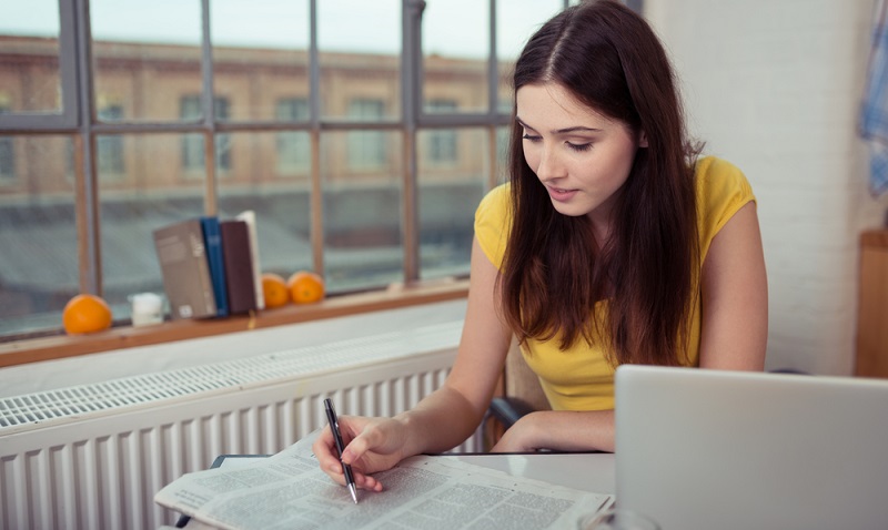 Wer Karriere machen will, muss sich auf verschiedenen Jobportalen umsehen, regelmäßig Stellenangebote lesen und auch die passende Arbeitsform finden. (Foto: Shutterstock- ESB Professional)