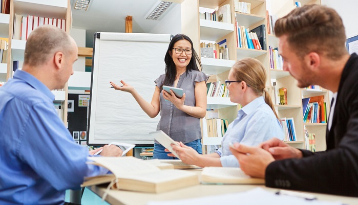 Verschiedene Weiterbildungsangebote locken Arbeitnehmer und sollen zu einer besseren beruflichen Qualifizierung führen. ( Foto: Shutterstock-Robert Kneschke )