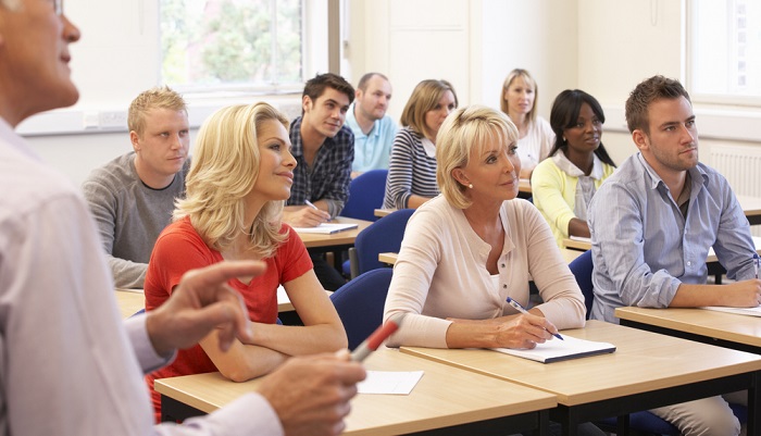 Eine Weiterbildung ist mit Kosten verbunden. Fördergelder vom Staat helfen dabei die Kosten zu decken. ( Foto: Shutterstock-Monkey Business Images)