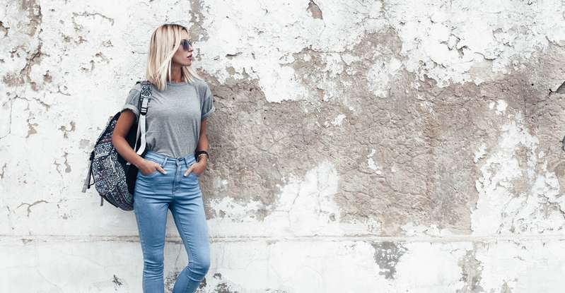 Beim Einkaufen lassen sich Jeanshosen jederzeit tragen. Im Sommer wird ein T-Shirt kombiniert und schon ist der sportliche Look perfekt.  ( Foto: Shutterstock -  Alena Ozerova)