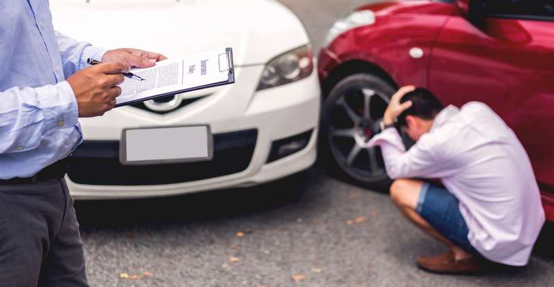 Wer mit dem Auto unterwegs ist braucht eine Versicherung ( Foto: Shutterstock  Indypendenz )