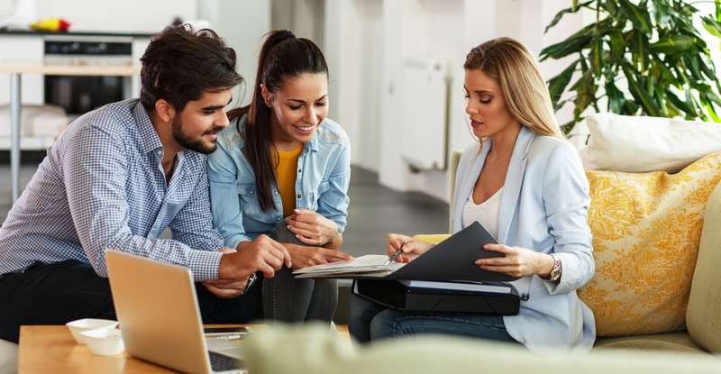 Bei einem Versicherungscheck wird sehr genau geprüft, welche Versicherungen nötig sind und welche sich als überflüssig darstellen. ( Foto:  Shutterstock BalanceFormCreative _)