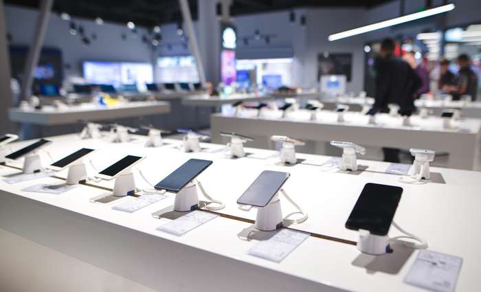 Die neuen Smartphones sind teuer, daher ist die Frage „Handy mit Vertrag oder ohne Vertrag?“ ( Foto: Shutterstock - bodnar.photo )