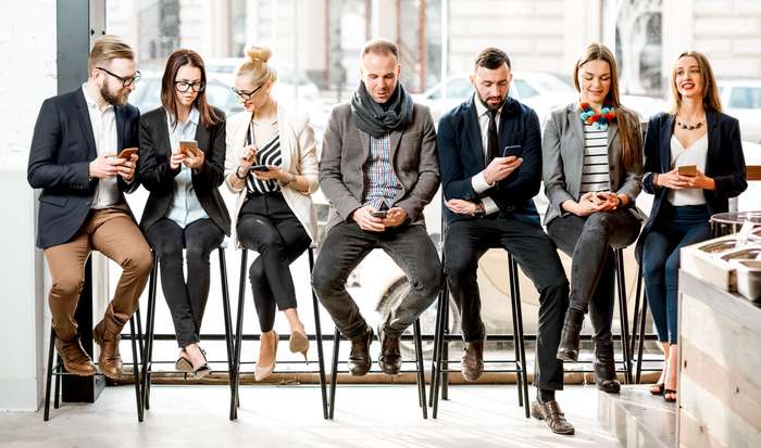 Wer häufig mit mobilen Daten surft, weil es keine Hotspots in der Nähe gibt oder die betreffende Person auf dem Land wohnt, muss an eine gute Netzabdeckung bei der Entscheidung denken. ( Foto: Shutterstock - RossHelen ) 