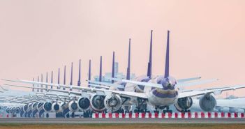 Flugzeuge Flughafen Wartereihe (Foto: AdobeStock - Sugrit)