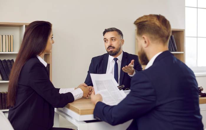 Wer einen Kredit aufnehmen muss oder möchte, weil Anschaffungen, Reparaturen oder eine Umschuldung anstehen, ist immer an niedrigen Kosten und Zinsen interessiert. (Foto: Adobe Stock-Studio Romantic)