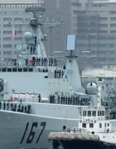 Flugzeugträgergruppe Liaoning kreuzt vor Guam. Das Foto zeigt die "Shenzhen" (DDG-167), ein Schiff der Marine der chinesischen Volksbefreiungsarmee, ein Type 051B Luhai-class Zerstörer (Foto: AdobeStock - zapper)