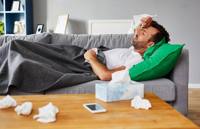 Tritt die Heiserkeit im Zuge einer Erkältung auf, verschwindet diese meist nach einigen Tagen von selbst, sobald die Erkältungssymptome nachgelassen haben. (Foto: Adobe Stock-baranq )