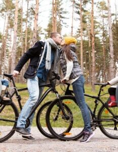 Kinderfahrradanhänger vs. Kindersitz: Der Anhänger überzeugt im Alltag und auf Reisen ( Foto: Adobe Stock- Halfpoint)