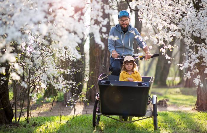 Kaum wird es draußen wieder etwas wärmer, holen die meisten Eltern ihre Fahrräder heraus und machen sie frühlingsfit. Dazu gehören auch die ersten Ausfahrten, die natürlich mit den Kindern unternommen werden. ( Foto: Adobe Stock- pikselstock)_