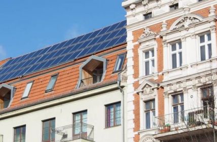 Solarpflicht: Neue Dächer müssen seit dem 1. Januar 2023 mit Solarenergie ausgestattet (Foto: AdobeStock - finecki 79540388)
