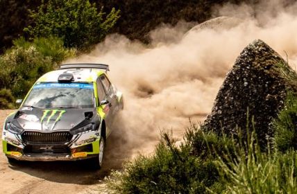 Spannung pur: Oliver Solberg und Andreas Mikkelsen liefern sich packendes Duell um WRC2-Sieg bei Rallye (Foto: SMB Skoda Auto Deutschland GmbH)