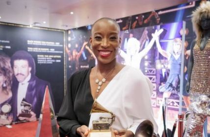 Musikgeschichte zum Anfassen: Tina Turner-Ausstellung lockt Besucher ins Apollo Theater Unvergessliche Legende: Tina Turner-Ausstellung im Stage Apollo Theater (Foto: Stage Entertainment - Jan Potente)