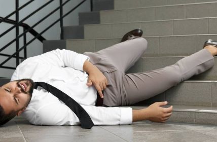 Sicherheit auf Treppen: Praktische Tipps und Maßnahmen (Foto: AdobeStock 634212922 New Africa)