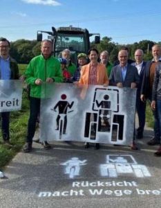 Sprühaktion wirbt für Rücksichtnahme im Verkehr (Foto: Sprühaktion wirbt für gegenseitige Rücksichtnahme im Straßenverkehr(Westfälisch Lippischer Landwirtschaftsverband e.V.))