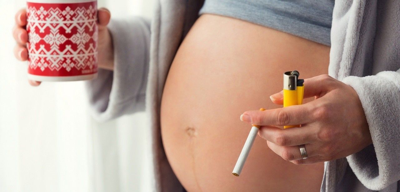 Rauchen in der Schwangerschaft erhöht Risiko für (Foto: AdobeStock - narstudio 103525325)