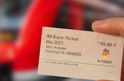 Deutschlandticket: Revolution für den öffentlichen (Foto: AdobeStock - gguy 590773598)