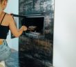Holzasche als effektives und natürliches Reinigungsmittel im (Foto: AdobeStock 468203750 Trik)