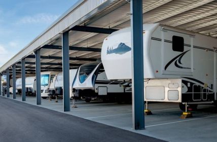 Tipps für die Suche nach dem richtigen Wohnmobil-Abstellplatz im (Foto: AdobeStock 301638346  knowlesgallery)