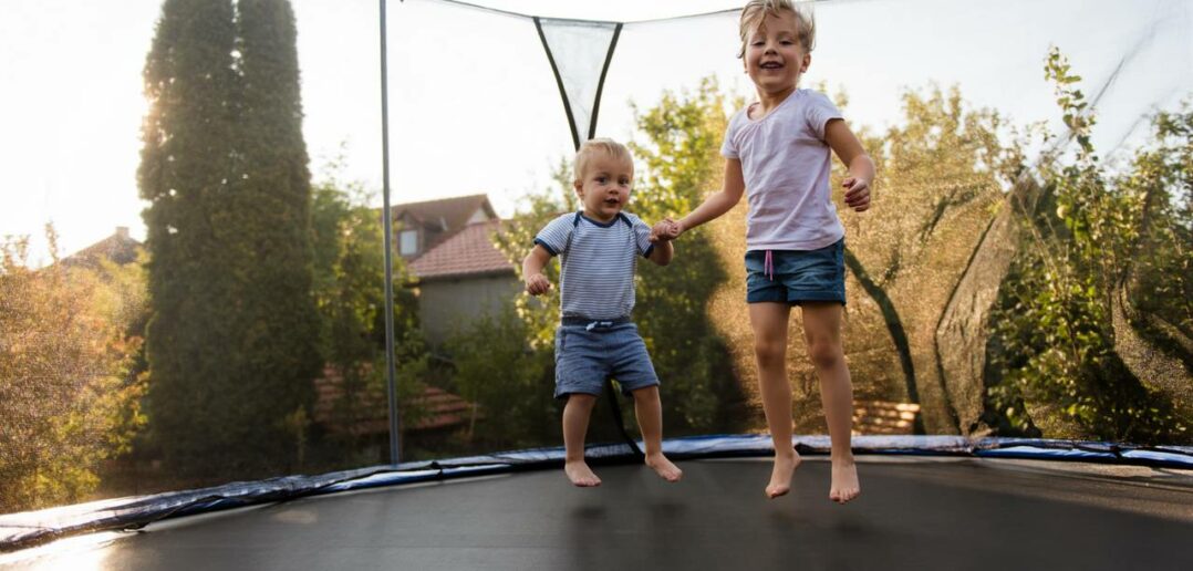 Trampolinspringen: Welche Vorteile es hat und warum der Sport so effektiv ist (Foto: AdobeStock - 208099727 Martinan)