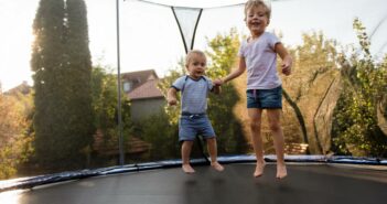 Trampolinspringen: Welche Vorteile es hat und warum der Sport so effektiv ist (Foto: AdobeStock - 208099727 Martinan)