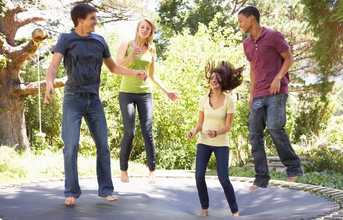 Das Training auf dem Trampolin ist ganzheitlich. (Foto: AdobeStock - 84439704 Monkey Business)