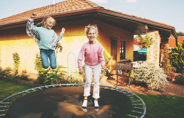 Auch wenn das Springen schon Kindern viel Spaß macht, sollten Eltern doch darauf verzichten, Kindern unter sechs Jahren ein Trampolin zur Verfügung zu stellen. (Foto: AdobeStock - 378830106 Sviatlana) 