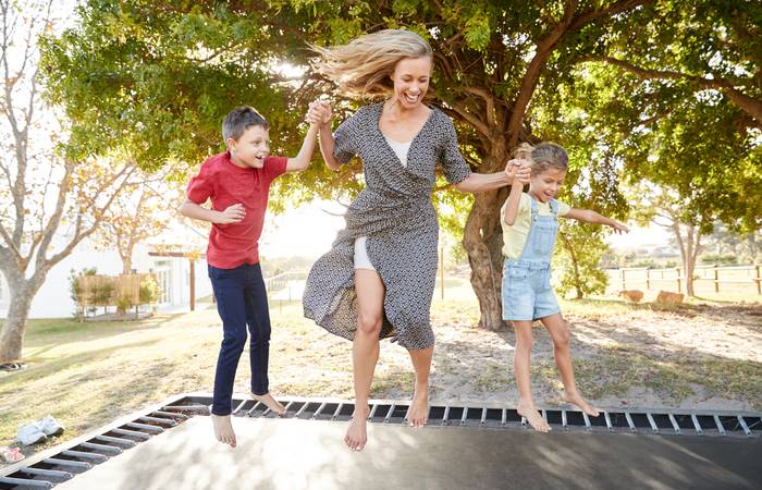 Der Körperfettanteil sinkt ebenso wie die Blutfette, wenn regelmäßig auf dem Trampolin trainiert wird. (Foto: AdobeStock - 268324813 Monkey Business)