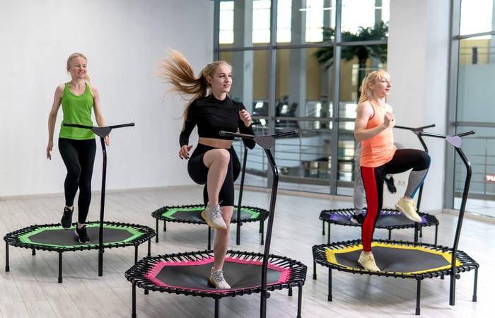  Wurde lange Zeit darauf hingewiesen, dass das Trainieren auf dem Trampolin uneingeschränkt empfehlenswert und vor allem für den Beckenboden ein perfektes Training sei, widersprachen diesem Fakt doch Wissenschaftler schon vor einigen Jahren. (Foto: AdobeStock - 489637943 Ilya)