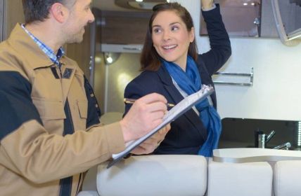 Verschiedene Wohnmobil-Layouts: Vor- und Nachteile von Sitzgruppen, Betten, Küchen und (Foto: AdobeStock 139747357 auremar)