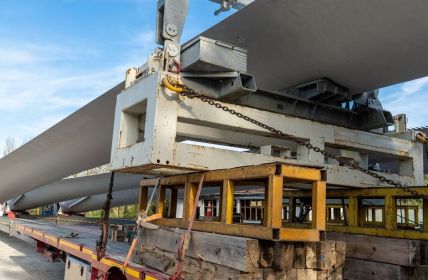 BadenovaWÄRMEPLUS: Spezialfahrzeuge gewährleisten sicheren Transport der (Foto: AdobeStock - Bulent 505022603)