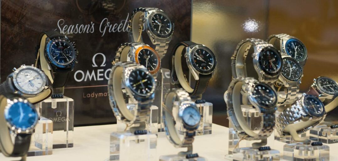 Omega Seamaster Uhren: Besonderheiten von Luxusuhren lassen sie zu Investitionsobjekten werden (Foto: AdobeStock - 401316936 Barry)