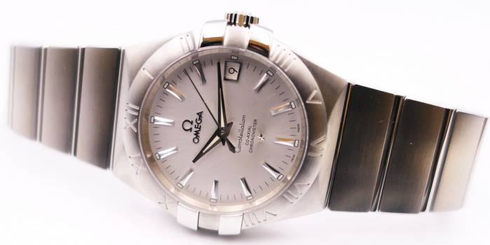 Die Besonderheiten von luxuriösen Armbanduhren finden sich zudem in der Krone, die meist das Markenlogo zeigt, sowie in der Lünette, die drehbar ist und zusätzliche Funktionen bietet. (Foto: AdobeStock - 687881573 Sagohachi) 