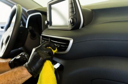 Verjüngen Sie Ihr Auto mit QUIXX - professionelle Reparatur in (Foto: AdobeStock - AntonioDiaz 629232547)