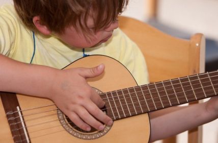 Kinderrechte-Projekt in Dresden fördert Musik und (Foto: AdobeStock - Thomas Scherr 23376359)