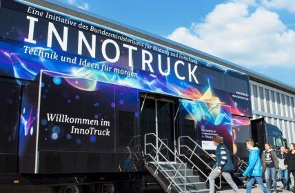 InnoTruck präsentiert Innovationen und Zukunftsfelder in interaktiver (Foto: (C) BMBF-Initiative InnoTruck. FLAD & FLAD Communication GmbH)