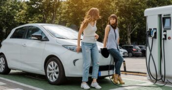 Zukunft der Mobilität: Energieeffizienz von Elektroautos (Foto: AdobeStock - 374567159 Med Photo Studio)