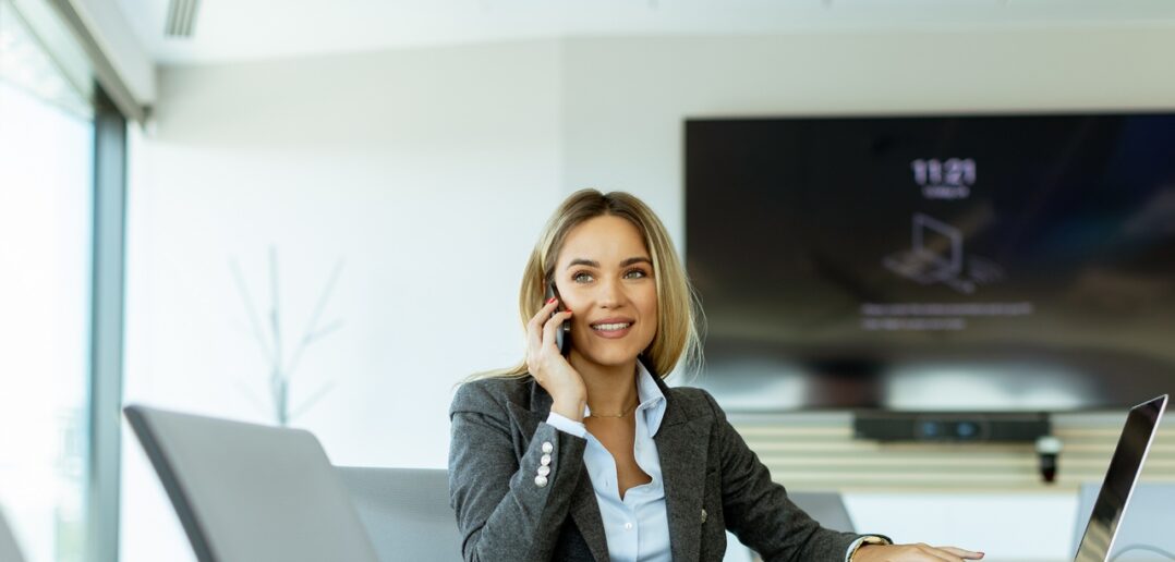 Natali James setzt neue E-Mail-Richtlinien nach Feierabend durch (Foto: AdobeStock - BGStock72 821203606)