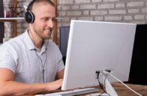 Ein Mann spielt Bubble Shooter am Desktop. (Foto: AdobeStock_237773125 Andrey Popov)
