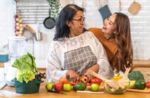 Mutter und Tochter mit gesunden Lebensmitteln (Foto: AdobeStock_625525546 Art_Photo)