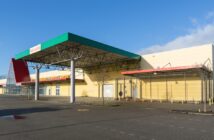 Ein Gebäude des ehemaligen Max-Bahr Baumarktes. (Foto: AdobeStock_293220494 Björn Wylezich)