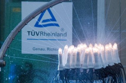 Energiesparend und sicher: LED-Lichterketten als beste Option Sicherer Transport: Tipps für den Weihnachtsbaumtransport (Foto: TÜV Rheinland)