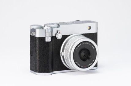 Neue Maßstäbe in Technik und Design: FUJIFILM GFX100RF (Foto: FUJIFILM Electronic Imaging Europe GmbH)