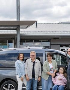 Neuer VW Caddy Maxi mit Rampe ermöglicht barrierefreien (Foto: Paravan)