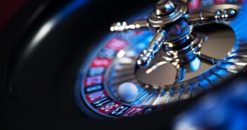 Schufa im Casino: Mehr Schutz und ein höheres Einzahlungslimit für Spieler? (Foto: AdobeStock - Aerial Mike - 170536714)